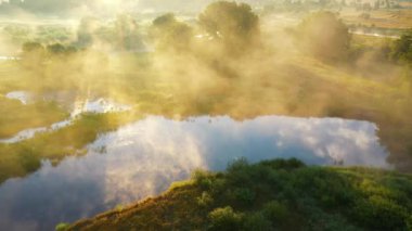 Yazın Amerikan kırsalının havadan görünüşü. Gün doğumu, şafak, sisli sabah. Kuzey Amerika manzarası