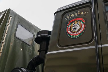 Minsk, Belarus - 12 Ağustos 2020 - Minsk 'teki bir protesto sırasında üzerinde özel kuvvetler aracı yazılı logo. Polis ve çevik kuvvet, tutukluları arabayla taşıyor..