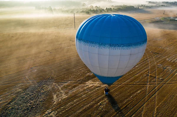 Balon Ogrzane Powietrze Słoneczny Poranek Wsi Krajobraz Powietrza Koncepcja Podróżowania — Zdjęcie stockowe
