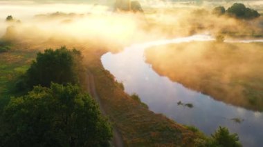 Yazın çayırda doymuş şafak vakti. Turizm konsepti. Beyaz Rusya 'daki Neman Nehri