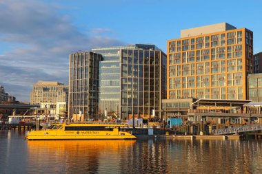 İskele, binalar ve manzarası vasıl belgili tanımlık yeni redeveloped güneybatı Waterfront alan Washington, Dc sonbaharda denizden görüntülendi?.