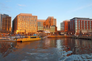 İskele, binalar ve manzarası vasıl belgili tanımlık yeni redeveloped güneybatı Waterfront alan Washington, Dc sonbaharda denizden görüntülendi?.