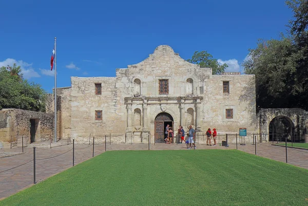 Touristen Besuchen Die Kapelle Der Alamo Mission Der Ehemaligen Mision — Stockfoto