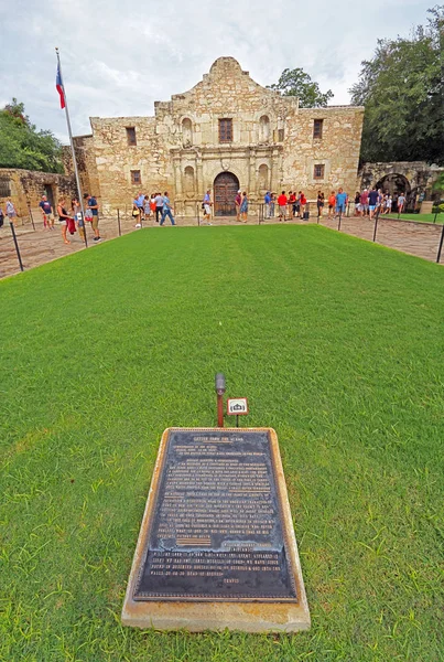歴史的文字 アラモ伝道所 アントニオ テキサスのアラモ プラザでの元ミシオン アントニオ バレロに礼拝堂を訪れる観光客のプラーク — ストック写真