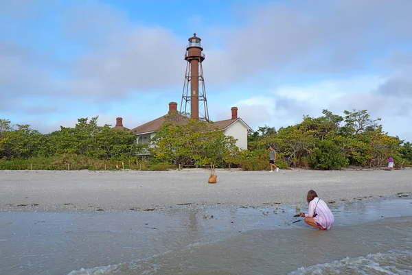 영농기 Sanibel 포인트 Ybel 라이트 Sanibel 플로리다에 해변에 Beachcombers — 스톡 사진