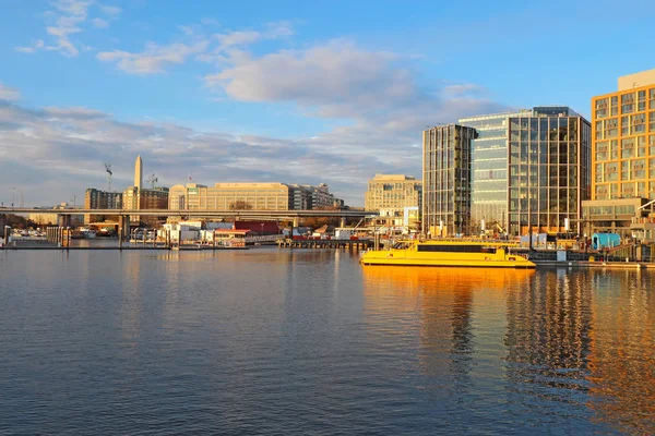 华盛顿新开发的西南海滨地区的码头 船只和建筑物天际线 从秋天的水面上看 背景是华盛顿纪念碑 — 图库照片