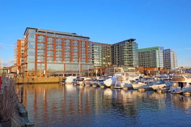 Tekneler manzarası binaların yeni redeveloped güneybatı Waterfront alanda Washington Dc su sonbaharda görüntülenebilecek