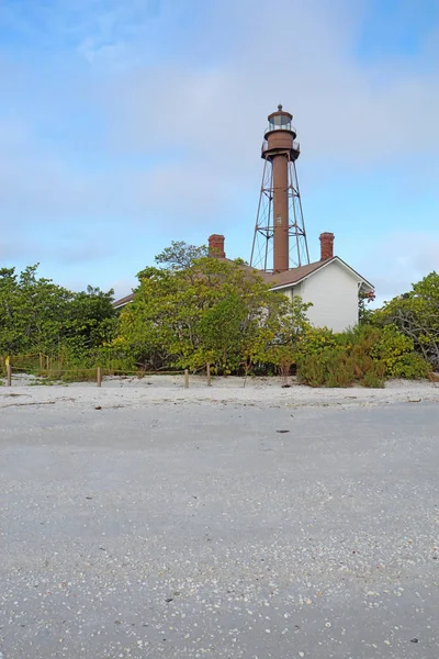 サニベル島または周辺の植生垂直灯台ビーチ公園から眺めるとサニベル島 フロリダ州のポイント Ybel ライト — ストック写真