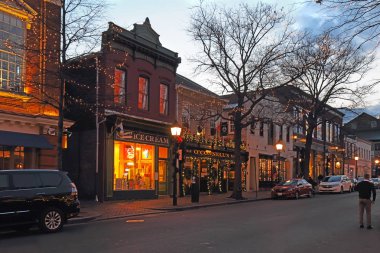 Alexandria, Virginia - 7 Aralık 2017: İşletmeler boyunca King Street, tatil dekorasyon gece ile eski şehir Alexandria, Potomac Nehri doğru çalıştıran ana caddelerinden biri.