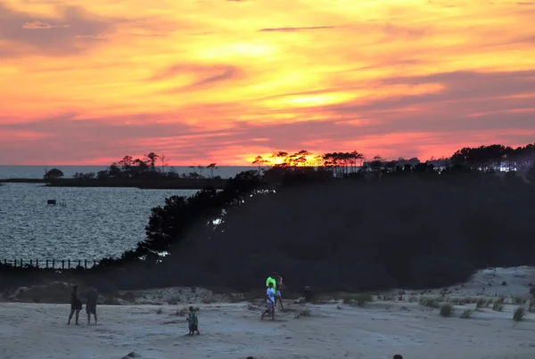 Les Gens Marchent Sur Sable Alors Que Soleil Couche Sur — Photo