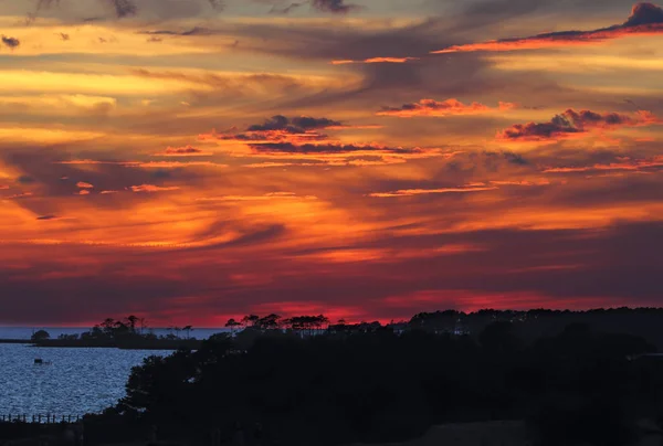 从北卡罗莱纳州外滩纳格斯头镇的 Jckey Ridge 州立公园观看 Albemarle 声音上的戏剧性 五颜六色的日落 — 图库照片