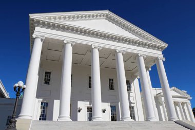 Ön cephe ve neoklasik Virginia Eyalet başkenti Richmond parlak mavi gökyüzü karşı bina sütunlarından