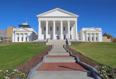 Parlak mavi gökyüzüne karşı Richmond neoklasik tarzı Virginia State Capitol bina ya ön cephe ve geçit