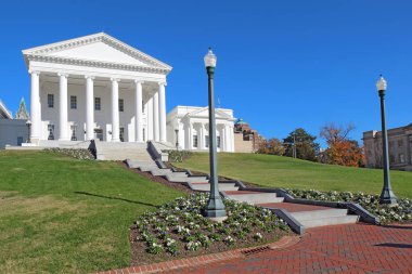 Parlak mavi gökyüzüne karşı Richmond neoklasik tarzı Virginia State Capitol bina ya ön cephe ve geçit