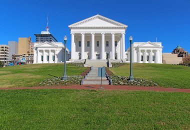Parlak mavi gökyüzüne karşı Richmond neoklasik tarzı Virginia State Capitol bina ya ön cephe ve geçit