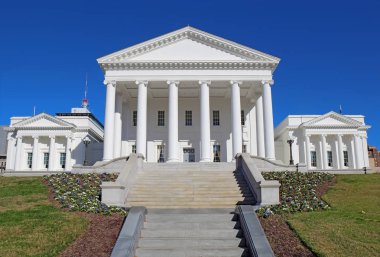 Parlak mavi gökyüzüne karşı Richmond neoklasik tarzı Virginia State Capitol bina ya ön cephe ve geçit