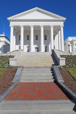 Parlak mavi gökyüzüne karşı Richmond neoklasik tarzı Virginia State Capitol bina ya ön cephe ve geçit