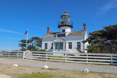 Noktası Pinos, en eski sürekli çalışma deniz feneri Batı kıyısında, Monterey Bay Pacific Grove, Kaliforniya