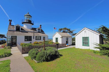 Alanları ve nokta Pinos, en eski sürekli çalışma deniz feneri Batı kıyısında, Monterey Bay Pacific Grove, Kaliforniya, outbuildings