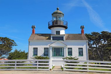 Noktası Pinos, en eski sürekli çalışma deniz feneri Batı kıyısında, Monterey Bay Pacific Grove, Kaliforniya