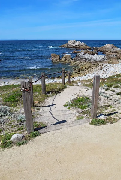 階段や垂直太平洋果樹園 カリフォルニアのモントレー半島にアジロマー ステート ビーチ 岩の多いビーチへの通路 — ストック写真