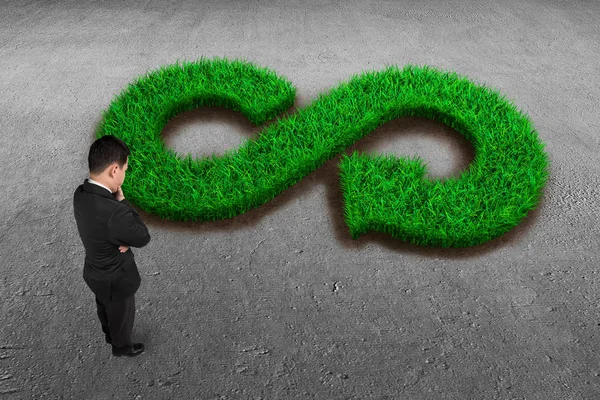Eco Conceito Economia Circular Pensando Empresário Olhando Para Grama Verde — Fotografia de Stock