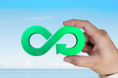 Dairesel ekonomi kavramı. Yeşil ok Infinity mavi gökyüzü deniz arka planı olan simge geri dönüşüm tutan el.