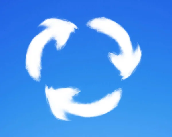 Símbolo Reciclagem Feito Com Nuvens Céu Azul Ilustração — Fotografia de Stock