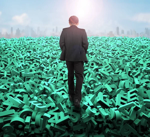 大きなデータの概念 緑文字と数字の背景 日光雲都市景観との膨大な量の上を歩くビジネスマンの背面図 — ストック写真