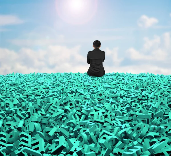 Big Data, rückwärtiger Geschäftsmann sitzt auf riesigen grünen Buchstaben — Stockfoto