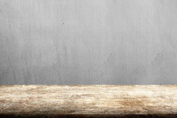 Старий дерев'яний стіл з сірим бетонним фоном стін . — стокове фото