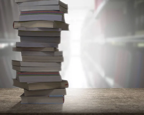 Stapling böcker på trä skrivbord med oskärpa bookshelfs bakgrund. — Stockfoto