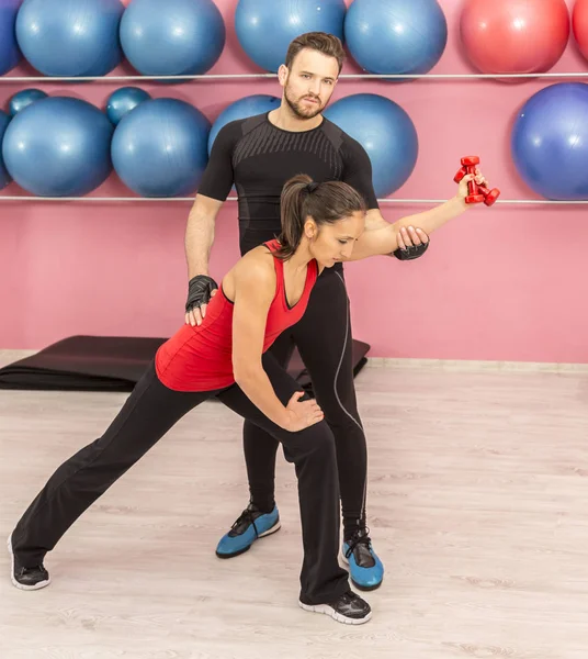 Junge Frau Trainiert Mit Hilfe Ihres Trainers Mit Einer Hantelstange — Stockfoto