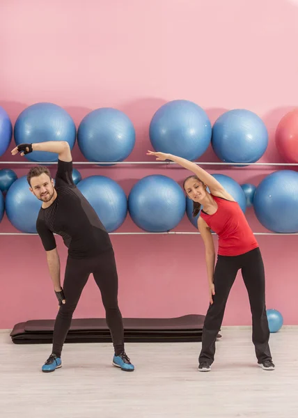 Junges Paar Macht Dehnübungen Einem Fitnessstudio — Stockfoto