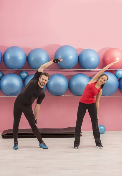 Bir Spor Salonunda Germe Egzersizleri Yaparken Genç Çift — Stok fotoğraf