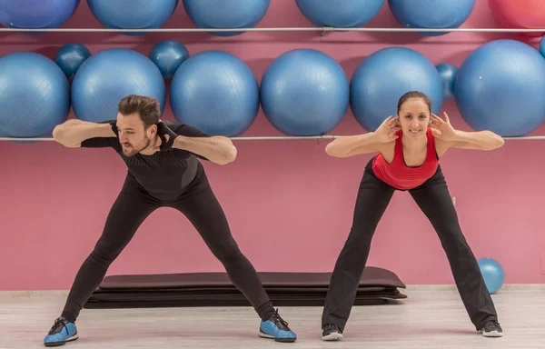 Unga Par Gör Stretching Övningar Gym — Stockfoto