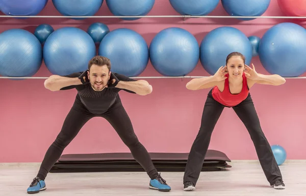 Bir Spor Salonunda Germe Egzersizleri Yaparken Genç Çift — Stok fotoğraf