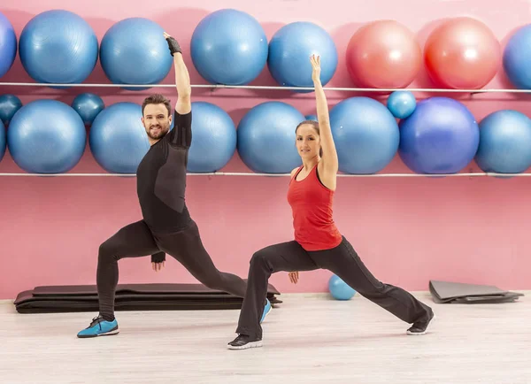 年轻夫妇在健身房做伸展运动 — 图库照片