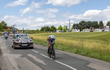 Bourgoin-Jallieu, Fransa-07, Mayıs, 2017: Fransız bisikletçi Julien Duval zaman deneme aşamasında kriter du Dauphine 2017 4 sürme Ag2r La Mondiale takımının. 