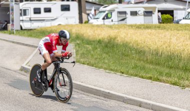 Bourgoin-Jallieu, Fransa-07, Mayıs, 2017: Fransız bisikletçi Anthony Turgis Cofidis zaman deneme aşamasında kriter du Dauphine 2017 4 sürme takımı. 