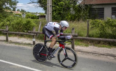 Bourgoin-Jallieu, Fransa-07, Mayıs, 2017: Hollandalı bisikletçi Lennard arası Sunweb zaman deneme aşamasında kriter du Dauphine 2017 4 sürme takımı. 