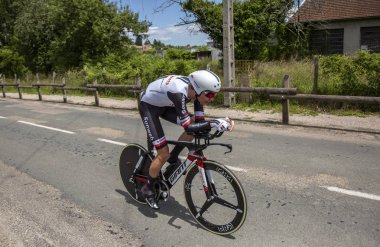 Bourgoin-Jallieu, Fransa-07, Mayıs, 2017: Fransız bisikletçi Warren Barguil Sunweb zaman deneme aşamasında kriter du Dauphine 2017 4 sürme takımı. 