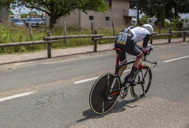 Bourgoin-Jallieu, Fransa-07, Mayıs, 2017: Fransız bisikletçi Warren Barguil Sunweb zaman deneme aşamasında kriter du Dauphine 2017 4 sürme takımı. 