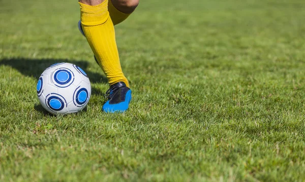 Imagen Cerca Los Pies Jugador Fútbol Goteando — Foto de Stock