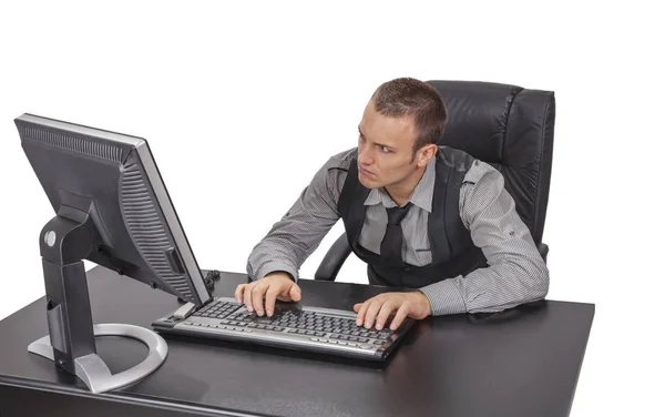 一个年轻的商人的形象工作在电脑上的白色背景隔离 图库图片