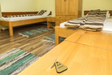 Bir iki yıldız hostel Oda ahşap bir masaya anahtarıdır. Seçici odak.