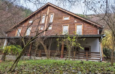 Sonbaharda bir ormandaki bir dağ evi görüntüsünü.