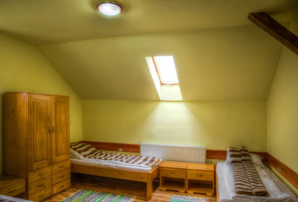 Чиста Кімната Хостелу Ліжками Шафою — стокове фото