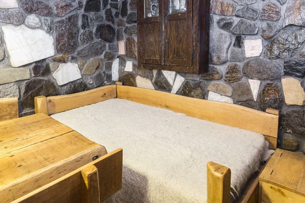 Traditionele Roemeense Houten Bed Bedekt Door Een Whool Deken Cerga — Stockfoto