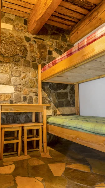 Спальня Двухъярусными Кроватями Деревянном Шале — стоковое фото